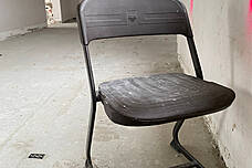 Aufnahme eines Stuhls während des Baus