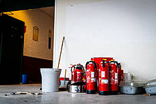 Aufnahme von Feuerlöschern wärend des Baus